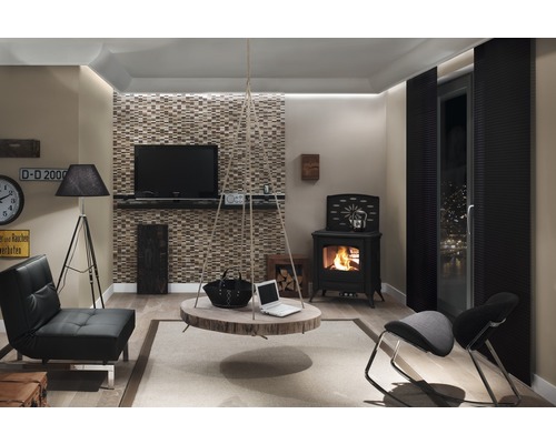 Wohnzimmer mit Kaminofen, Hängelampe aus Holz, Sessel und Fernseher