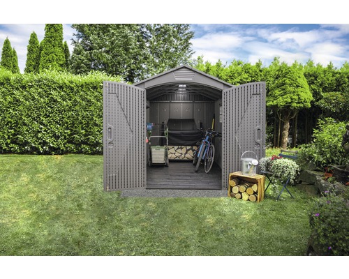 Offener Geräteschuppen mit Gartengeräten im Garten