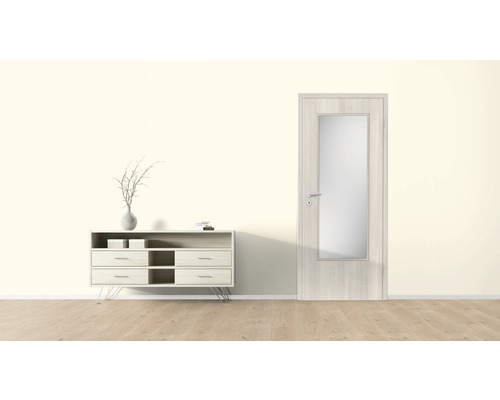 Helles Zimmer mit Kommode, Dekoration und Innentür mit Glaseinsatz