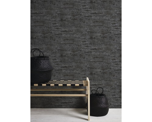 Raumansicht mit dunkler Tapete, einer Holzbank und zwei Körben