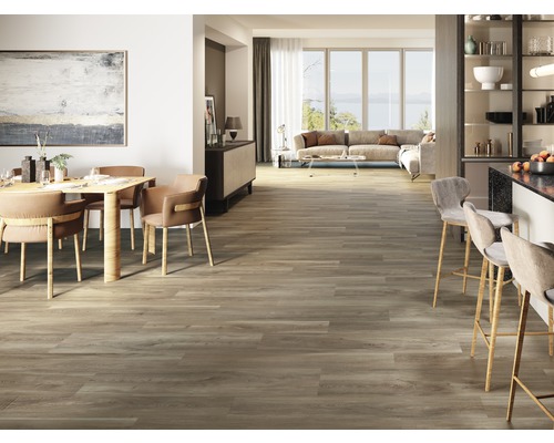 Heller Wohnraum mit Esstisch, Stühlen, Barhockern und Bodenbelag in Holzoptik.