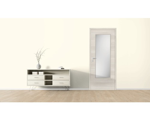 Heller Raum mit Kommode und Tür mit Glaseinsatz
