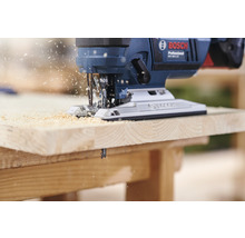 Bosch Stichsäge schneidet Holzbrett mit Sägespänen