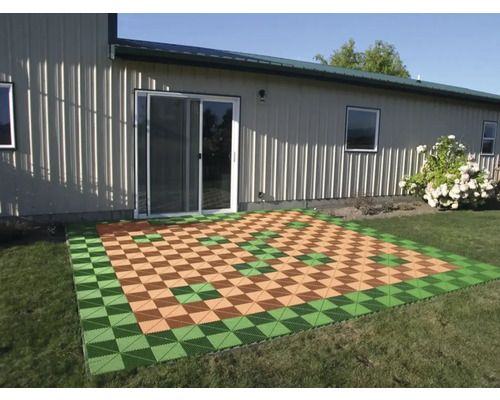 Verlegte Terrassenfliesen in Schachbrettmuster vor einem Gebäude