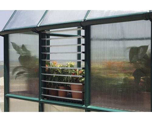 Detailansicht eines Gewächshauses mit Lamellenfenster und Pflanzen