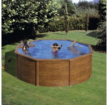 Achtkantiger Swimmingpool aus Holz mit Personen im Garten