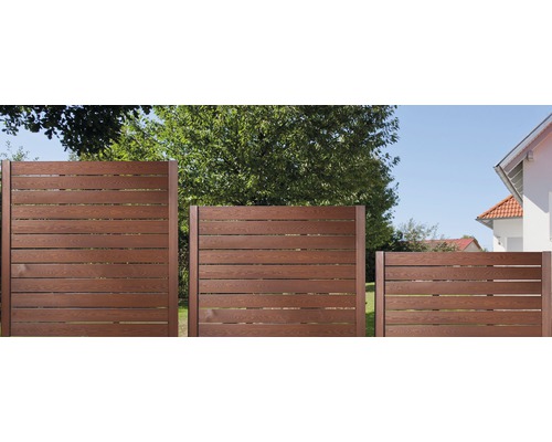 Drei Sichtschutzzäune aus Holz im Garten