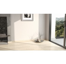Heller Raum mit Kamin, Bild und großem Fenster