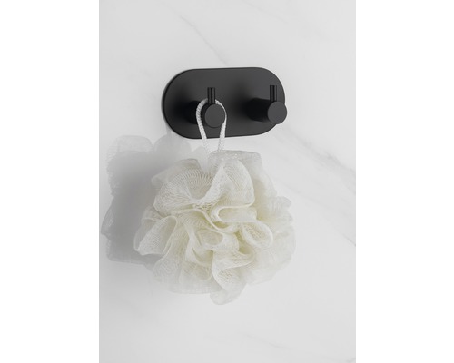 Doppelter Kleiderhaken mit Badeschwamm an Marmorwand