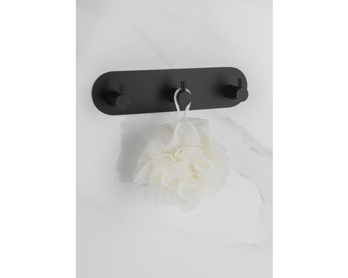 Schwarze Badhakenleiste mit drei Haken und Badeschwamm