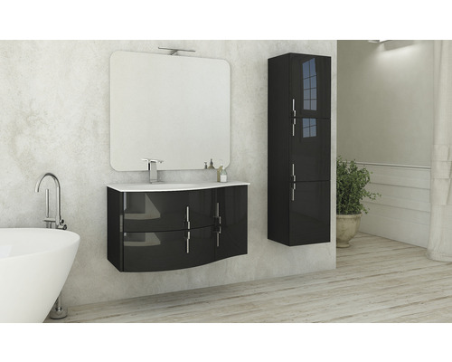 Badezimmer mit Waschbeckenunterschrank, Spiegel und Hochschrank