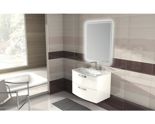 Modernes Badezimmer mit Waschbeckenunterschrank, beleuchtetem Spiegel und Fliesenwand