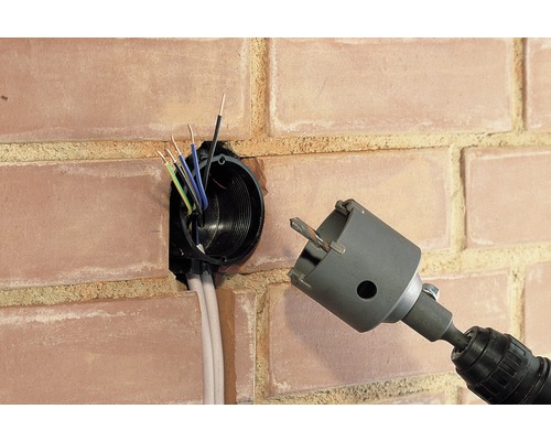 Installation einer Gerätedose in einer Ziegelwand mit einer Bohrkrone