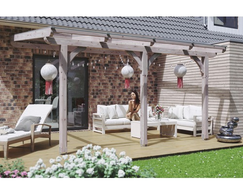 Holzterrasse mit Pergola, Gartenmöbeln und Dekorationen für den Außenbereich.