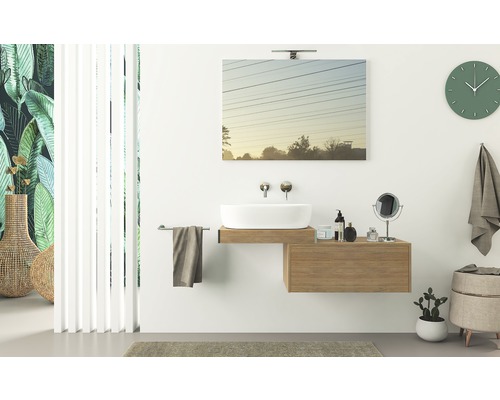 Modernes Badezimmer mit Waschtisch, Spiegel, Uhr und Dekoration