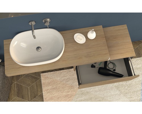 Aufnahme von oben eines Badezimmers mit Waschbecken, Seife, Seifenspender und offenem Schubladenfach