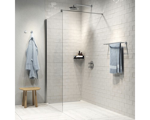 Begehbare Dusche mit Duschkopf, Glaswand, Hocker, Handtuch und Bademantel in einem Badezimmer