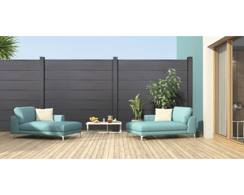Terrasse mit grauer WPC-Zaun, zwei Liegen und Beistelltisch