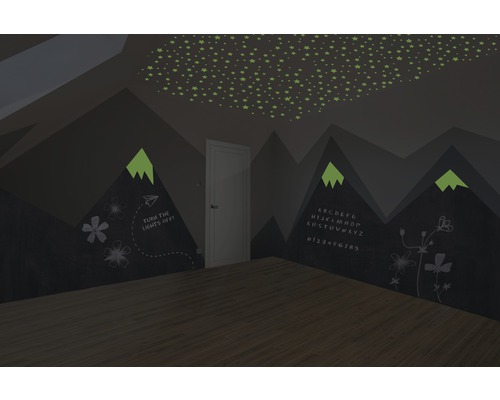 Dekoratives Kinderzimmer mit Sternen an der Decke und Bergmotiven an der Wand