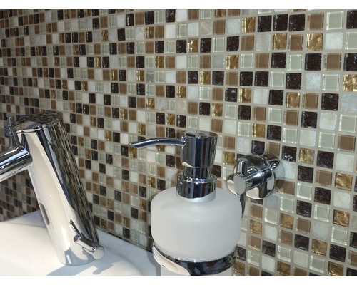 Badezimmer mit Mosaikfliesen, Wasserhahn und Seifenspender