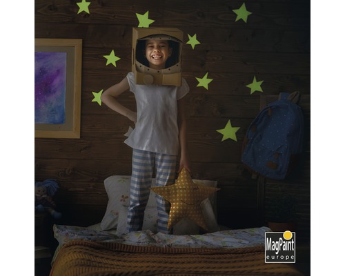 Kind mit Astronautenhelm im Kinderzimmer mit Sternenmotiven und MagPaint Europe Logo.
