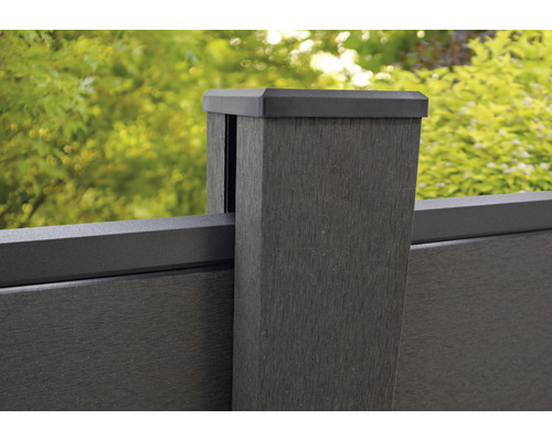 Nahaufnahme eines Zaunpfostens mit Abschlusselement, Zaunriegel und Zaunelement