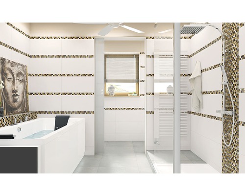 Helles Badezimmer mit Badewanne, Dusche und weißen Wandfliesen mit Dekorband