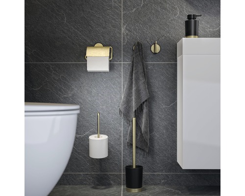 Modernes Badezimmer mit Toilettenpapierhalter, Handtuchhaken, Seifenspender und WC-Garnitur