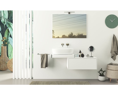 Helles Badezimmer mit modernem Waschtisch, Spiegel, Uhr und dekorativen Elementen