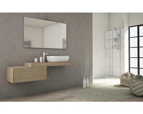 Modernes Badezimmer mit Waschtisch, Spiegel und Dusche