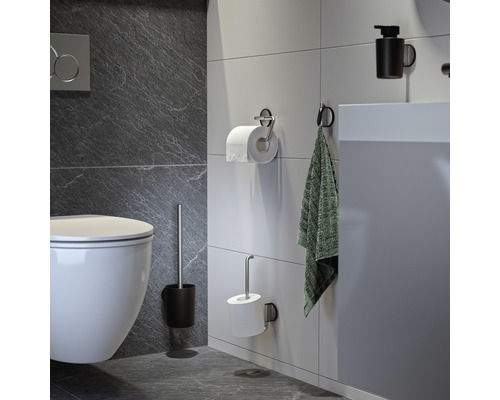 Modernes Badezimmer mit Toilette, Toilettenpapierhalter, Handtuch und Seifenspender