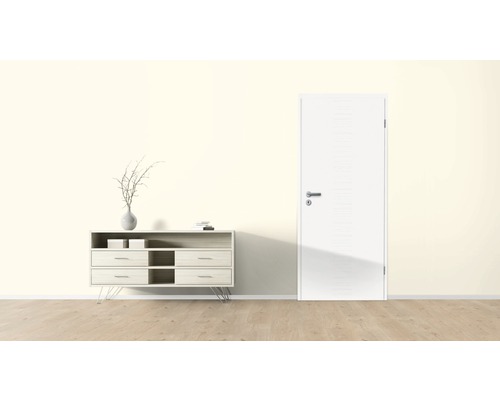 Heller Raum mit Kommode und Innentür