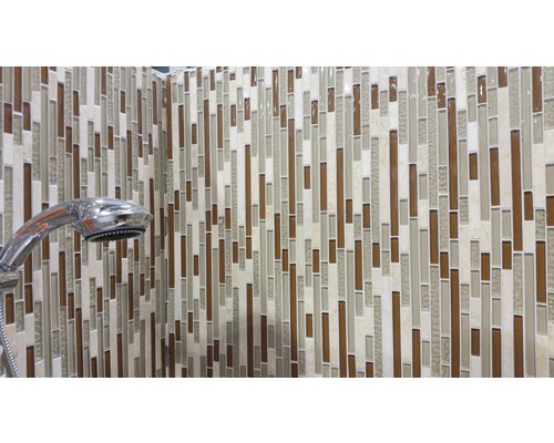 Mosaikwand mit Handbrause im Badezimmer