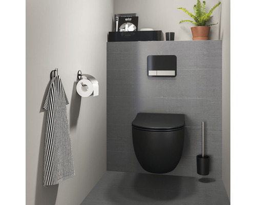 Modernes Badezimmer mit schwarzer Wandtoilette, Toilettenbürste und Handtuchhalter.