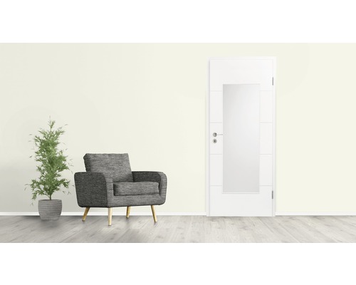 Raumansicht mit Sessel, Zimmerpflanze und Innentür mit Glaseinsatz