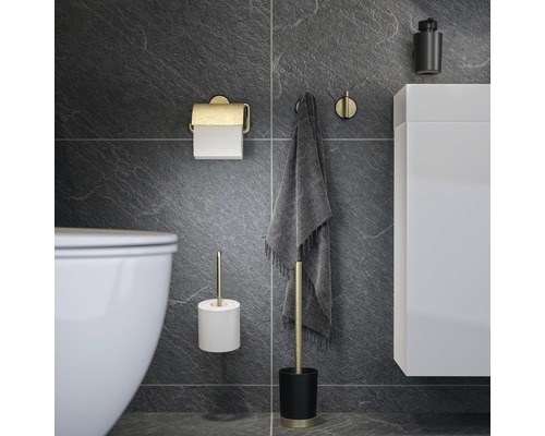 Badezimmer Szene mit Toilettenpapierhalter, Handtuchhalter, Toilettenbürste und Waschbeckenunterschrank