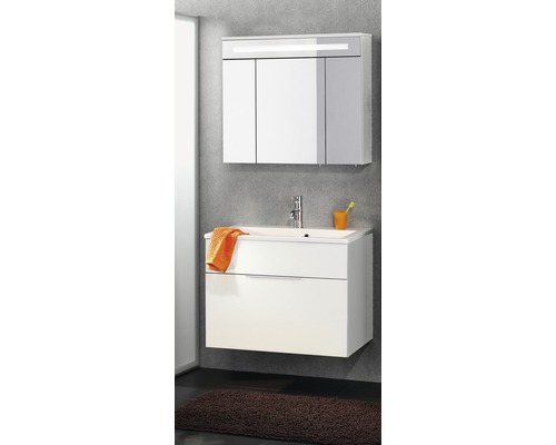 Badezimmer-Szene mit Waschbeckenunterschrank, Waschbecken, Spiegelschrank und Badteppich