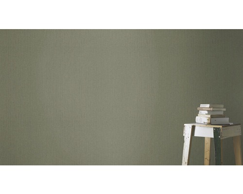 Strukturierte Tapete mit dezenter Textur und Bücherstapel