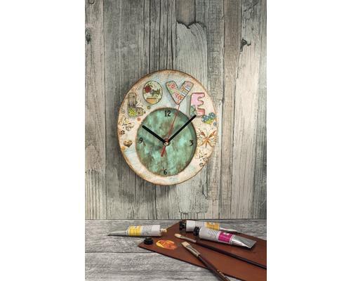 Dekorative Wanduhr mit Aufschrift Liebe, Farben, Pinsel und Palette