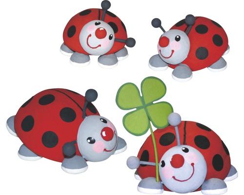 Vier dekorative Marienkäferfiguren, eine davon mit Kleeblatt