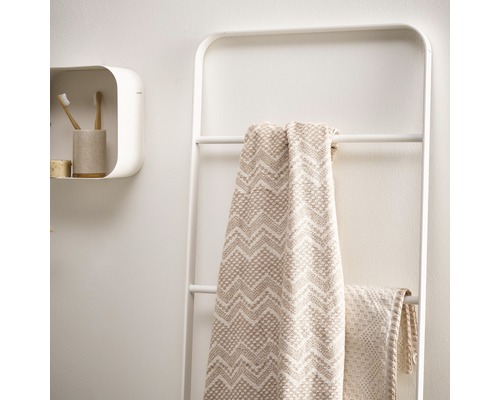 Badezimmer-Szene mit Handtuchleiter, Handtüchern und Wandregal