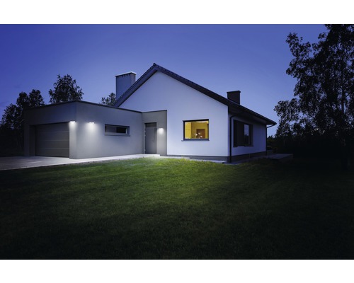 Ein Haus mit Außenbeleuchtung bei Nacht