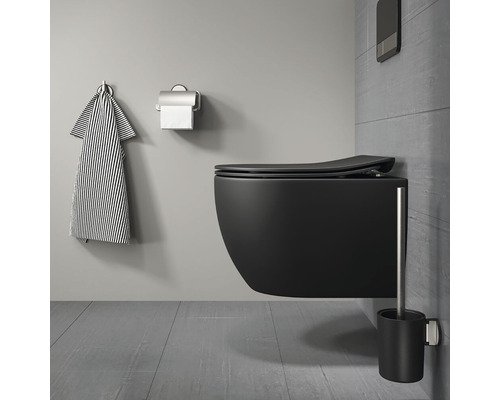 Modernes Badezimmer mit wandhängendem WC, Toilettenpapierhalter, Handtuch und WC-Bürste
