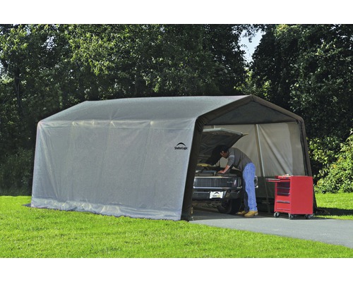 Montiertes ShelterLogic Lagerzelt mit einer Person, die an einem Auto arbeitet