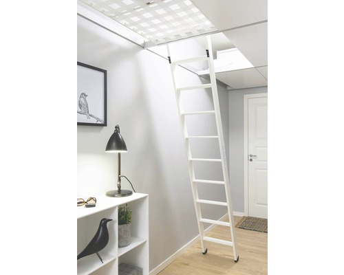 Dachbodentreppe aus Metall in einem hellen Raum mit minimalistischem Dekor.