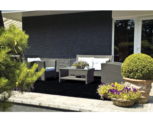 Terrasse mit Rattansitzgruppe, Couchtisch und Pflanzen