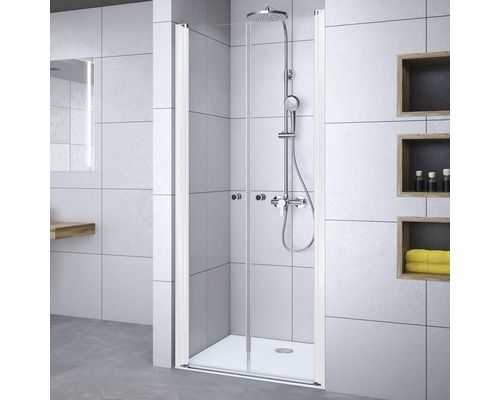 Duschkabine mit Glastüren und Duschsystem im Badezimmer.