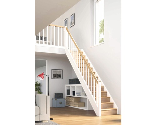 Heller Raum mit Holztreppe, weißem Geländer und Regalelement unter der Treppe.