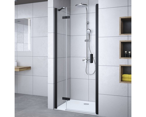Badezimmer mit Duschkabine mit schwarzem Rahmen und Duschgarnitur
