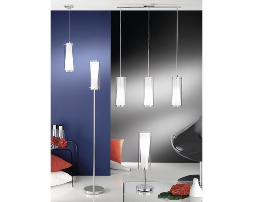 Raumszene mit einer Hängeleuchte, einer Stehleuchte, einer Tischleuchte und einer 3-flammigen Pendelleuchte mit zylindrischen Lampenschirmen.